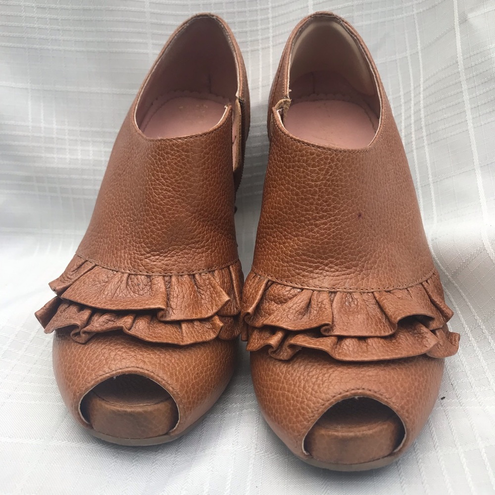Miss Albright Anthropologie Ruffle Heels size 37 (6.5).  EUC